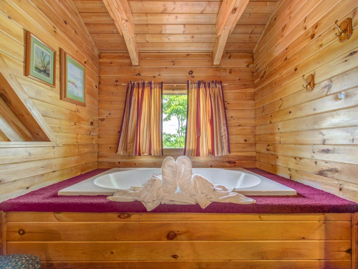 Bear Tracks, 2 Bedrooms, Hot Tub, Fireplace, Wifi, Jetted Tub, Sleeps 6 Gatlinburg Esterno foto